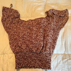 Monteau cropped red floral shirt, with puff sleeves and a cinched bottom